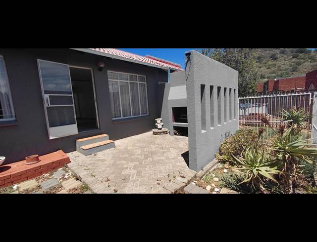 3 BEDROOM TOWNHOUSE FOR SALE IN LANGENHOVENPARK